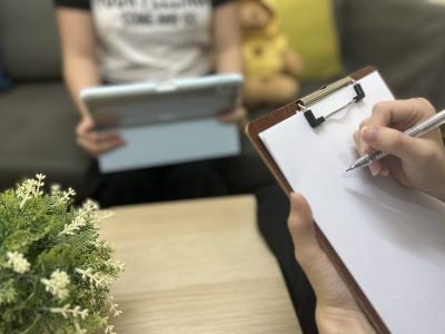 家长观察孩子持续出现学习、专注与情绪困难