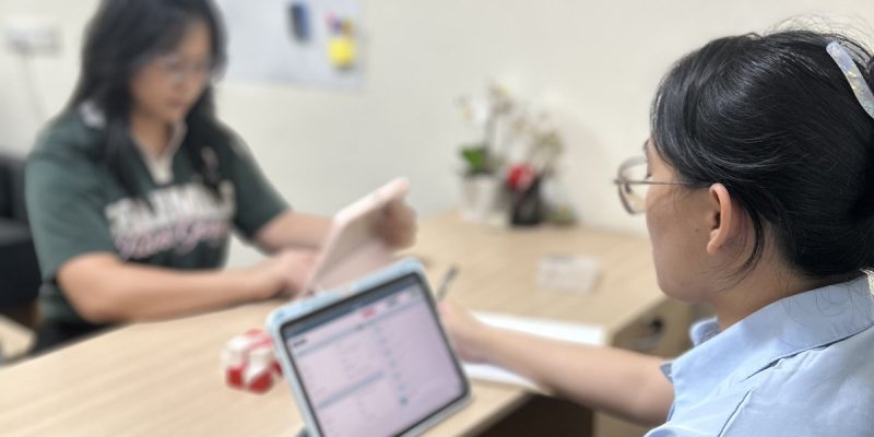 临床心理师向家长说明儿童心理评估报告和后续建议